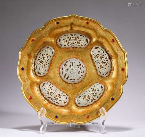 A GILT BRONZE FLOWER SHAPE PLATE INLAID WITH JADE