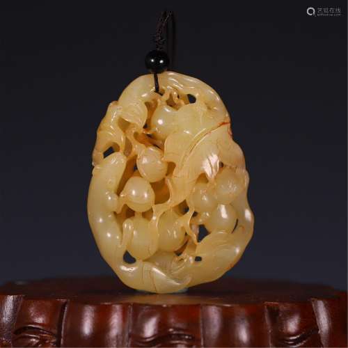 A YELLOW JADE CARVING OF SQUIRREL AND GRAPES