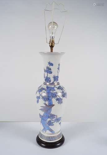 LARGE CHINESE BLUE AND WHITE TABLE LAMP