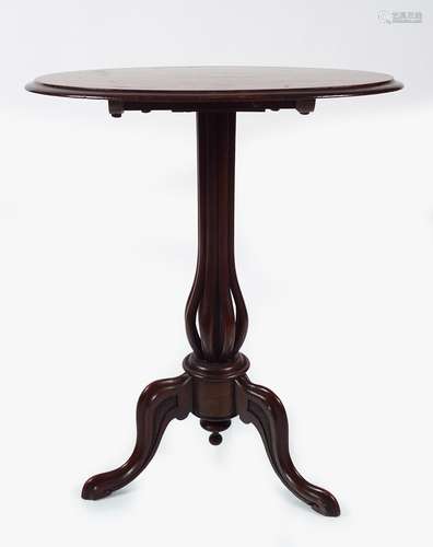 EARLY VICTORIAN WALNUT OCCASIONAL TABLE