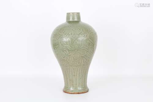 Chinese Early Ming Longquan Meiping Vase