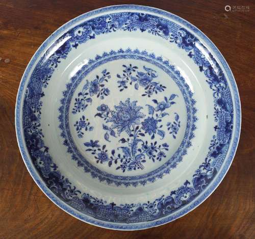 LARGE CHINESE QING BLUE AND WHITE CHARGER