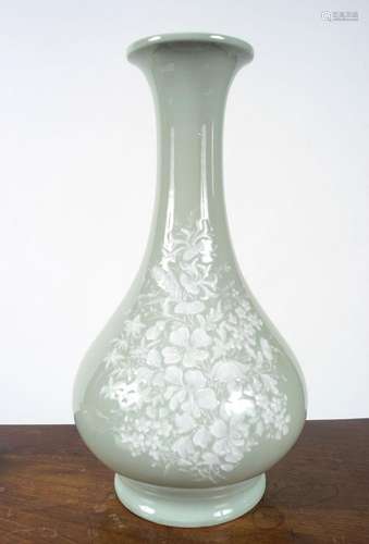 EARLY TWENTIETH-CENTURY CHINESE CELADON VASE