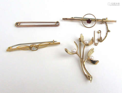 A collection of four 9ct gold and yellow metal brooches to i...