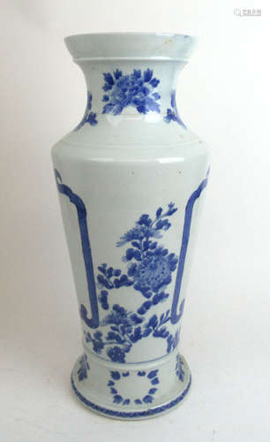 A large early 20th century Chinese blue and white porcelain ...