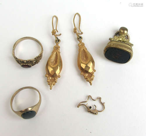 An assortment of 9ct gold and yellow metal items to include ...