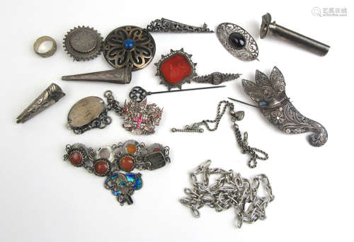 An assortment of silver and white metal jewellery to include...