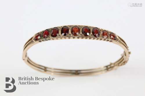 Edwardian 9ct Gold Garnet Bracelet