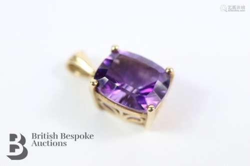 9ct Yellow Gold Amethyst Pendant