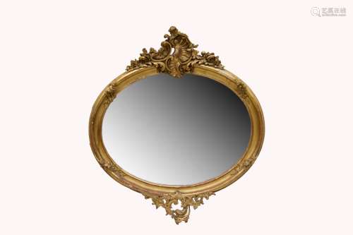 Grand miroir ovale en bois et stuc doré, fronton à décor d'u...