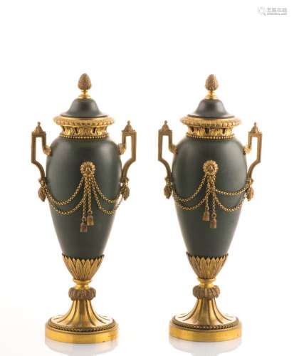 Paire de vases en bronze ciselé et doré et bronze laqué vert...