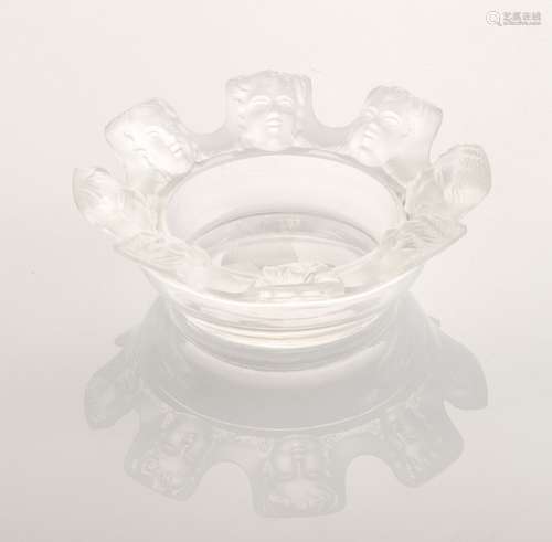 LALIQUE. Cendrier en verre moulé-pressé en partie dépoli, mo...