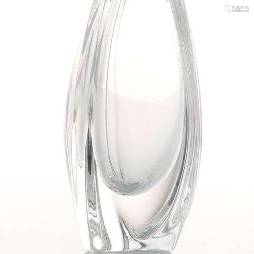 BACCARAT. Vase trilobé en cristal translucide, estampillé au...