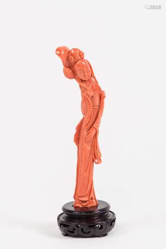 Guanyin en corail rouge veiné blanc sculpté, sur une base en...