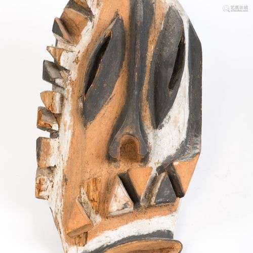 Masque Pende Mbangu Congo Bois léger et pigments H : 43 cm, ...