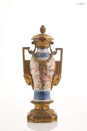 Vase en porcelaine émaillée polychrome, à décor de personnag...