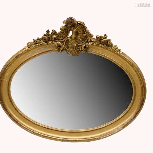 Grand miroir ovale en bois et stuc doré, fronton à décor d'u...