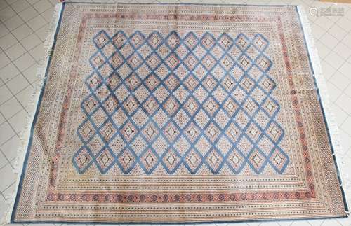 Grand tapis pakistanais en laine à motifs de losanges sur fo...