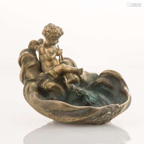 Vide-poche en bronze, à décor d'un putto jouant de l'aulos, ...