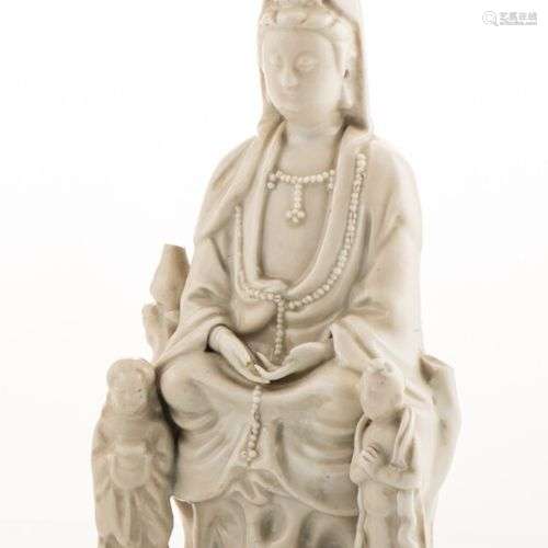 Guanyin en porcelaine émaillée blanc, représentée assise enc...