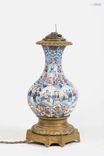 Vase balustre à pans coupés en porcelaine Imari émaillée ble...