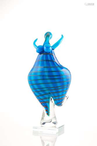 MURANO (Dans le style). Sujet en verre soufflé teinté bleu à...