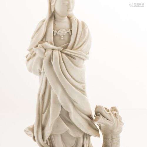 Guanyin en porcelaine émaillée blanc, représentée debout sur...