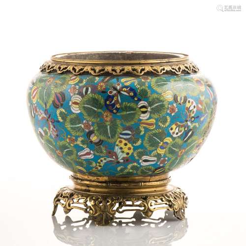 Cache-pot en bronze et émaux cloisonnés à décor de papillons...