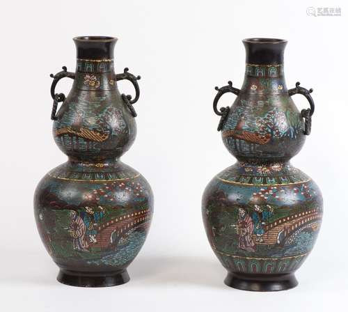 Paire de vases double gourde en bronze et émaux champlevés, ...