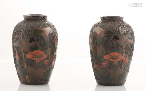 Paire de vases en porcelaine d'Arita, à décor laqué d'oiseau...