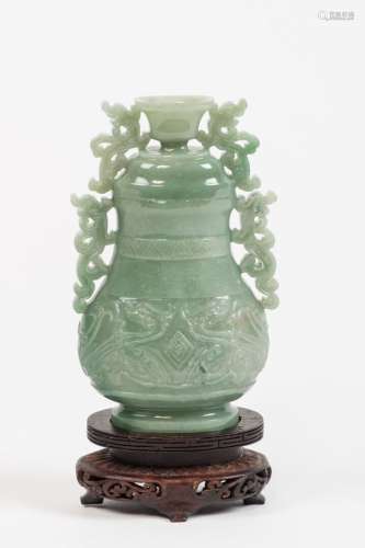 Vase couvert en serpentine sculptée, à décor de dragons styl...