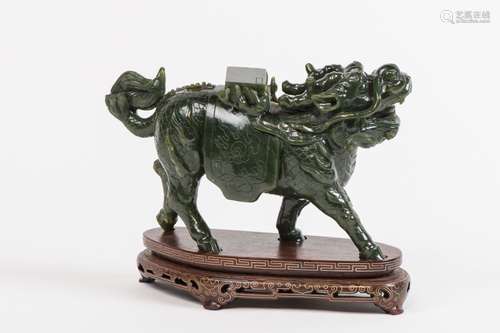 Sujet en serpentine sculptée figurant un qilin. Chine (H : 1...