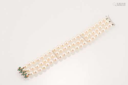 Bracelet manchette orné de trois rangs de perles de cultures...