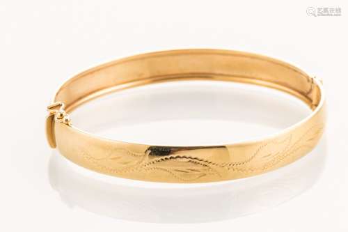 Bracelet en or jaune 750 millièmes à décor ciselé de rinceau...