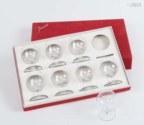 BACCARAT. Suite de 8 verres à cognac en cristal, signés au r...