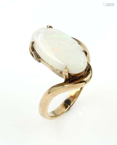 14 kt gold ring with opal