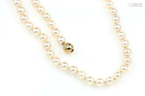 Cultured akoya pearl necklace with 18 kt gold lock with bril...