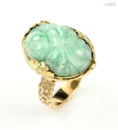 18 kt gold ring with green jade/nephrite