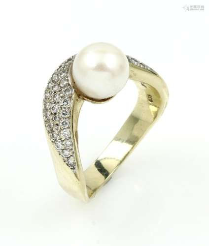 14 kt gold ring with cultured akoya pearl and brilliants