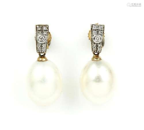 Pair of 14 kt gold earrings with cultured fresh water pearl ...