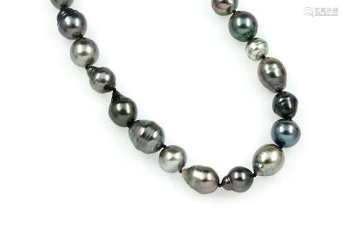 Extra-long necklace made of cultured tahitian pearls