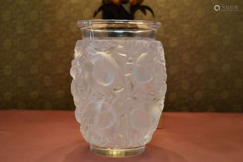 Attribué à Lalique France. Modèle Elisabeth. Vase en cristal...