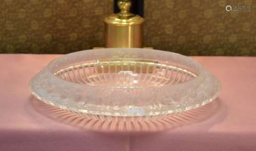 Lalique France. Coupe ronde en cristal à décor de tournesols...