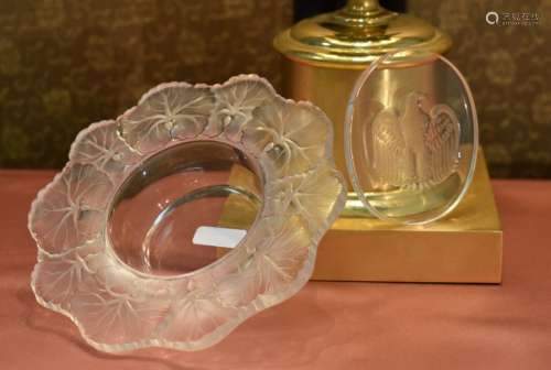 Attribué à Lalique France. Réunion de deux objets en cristal...