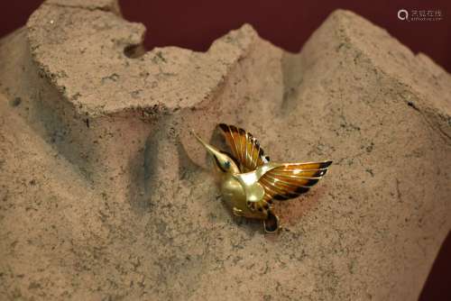 Broche en or jaune émaillée en forme de colibri. Dimensions:...