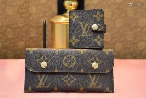 LOUIS VUITTON. Lot comprenant un petit porte photos de sac e...