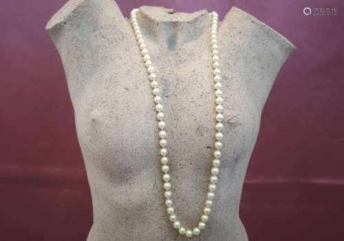 Collier de perles de culture choker composé de 83 perles mon...