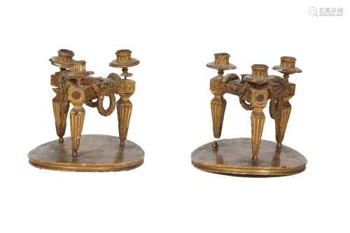 186-Paire de centres de table à trois lumières en bois sculp...