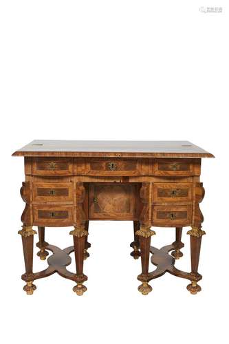 507-Bureau mazarin en bois de placage à riche décor marqueté...