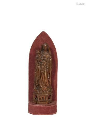 344-Vierge à l'enfant en bois sculpté; sur un socle à décor ...